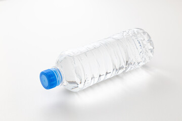 白背景にボトルドウォーター