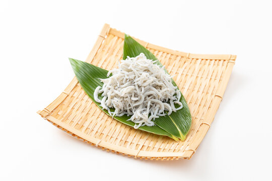ザルに盛られたシラス
