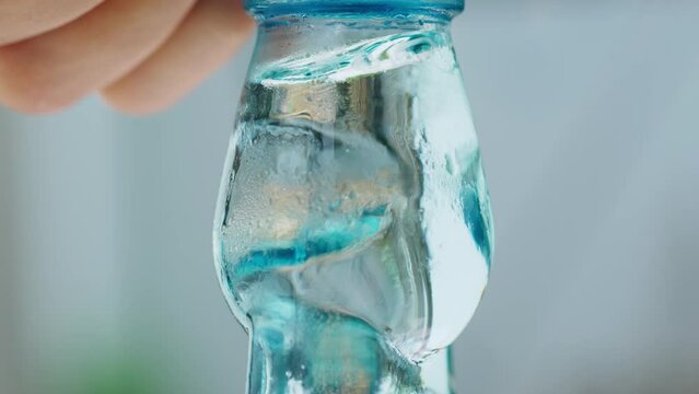 ラムネ ラムネ瓶の開栓 スロー 120fps