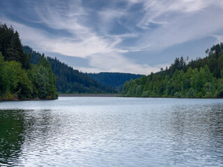 Nagoldtalsperre in Seewald-Erzgrube mit Blick auf den Hauptdamm am vordere, kleinere Teil  des Sees...