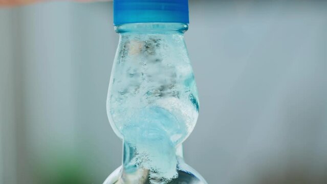 ラムネ ラムネ瓶の開栓 スロー 240fps