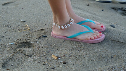 Naklejka premium feet in the sand