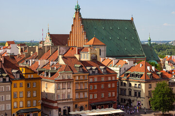 Top view of the old buildings on historical Castle square (aka Plac Zamkowy) and archcathedral Basilica of the Martyrdom of St. John the Baptist in Warsaw Old Town, Poland © Blumesser