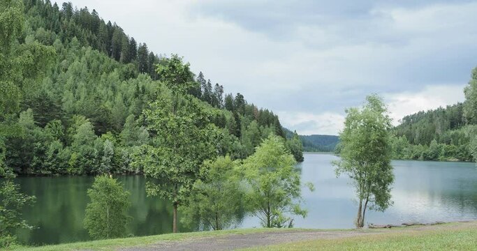 Nagoldtalsperre in Seewald-Erzgrube mit Blick am vordere, kleinere Teil  des Sees in einer herrlichen nat&uuml;rlichen und gesch&uuml;tzten Umgebung von Wald umgeben und Gr&uuml;ne Wiesen 

