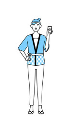 仕事でスマホを使う夏祭りの法被を着た女性