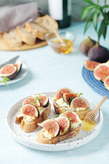 Sandwiches with cottage cheese, honey and figs