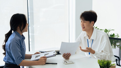 Obraz premium employee discuss business income report together in the office