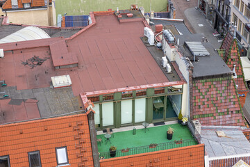 Widok na instalacje klimatyzacyjne i wykorzystanie przestrzeni dachu na strefę relaksu i odpoczynku w ciepłe, słoneczne dni. Widok Starego Miasta Torunia z lotu ptaka.  Historyczne budynki średniowiec