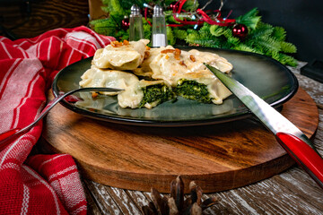 Fried dumplings stuffed with spinach.
