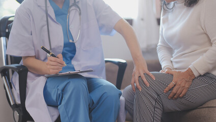 Obraz premium Mental health counselor. Young woman during therapy session talking with a psychologist in the office.