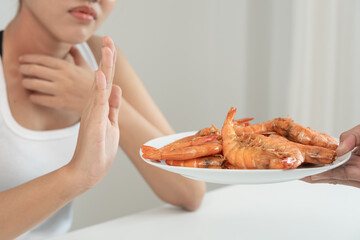 food allergies, women have reactions itching and redness after eating shrimp, seafood allergy, itching, rash, abdominal pain, diarrhea, chest tightness, unconsciousness, death, severe avoid allergies