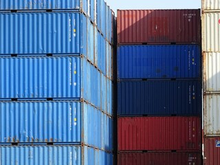 contenedores de transporte de mercanc&iacute;as en un puerto