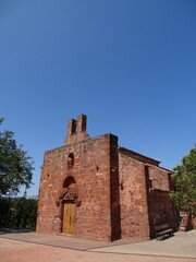 Ermita antigua en una monta&ntilde;a hecha con tochos rojos