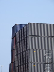 contenedores de transporte de mercanc&iacute;as en un puerto