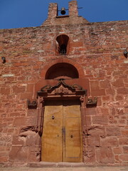 Ermita antigua en una monta&ntilde;a hecha con tochos rojos
