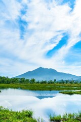 尾瀬　池塘に映る逆さ燧岳