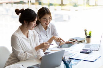 Obraz premium Colleagues working together in the office. Businesswoman discussing with colleagues at work about work and presenting ideas for starting a new business project.