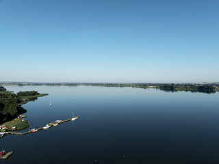 Plaża i kąpielisko, zbiornik wodny z możliwością kompania, lato nad wodą błękitne bezchmurne niebo na dole woda.