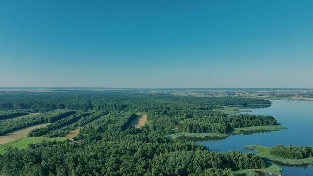 Zalew, widok kąpieliska latem o wschodzie słońca. Zalew w promieniach słonecznych. Kąpielisko latem,  przyroda, zbiornik wodny, 