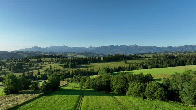 Krajobraz g&oacute;rski, widok z lotu ptaka na g&oacute;ry, tatry, wysokie g&oacute;ry, doliny oraz wyżyny g&oacute;rskie, widok g&oacute;rski. 