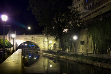 deserted night city. Bridge of St. John across the river Nysa in Klodzko, Poland - obrazy, fototapety, plakaty