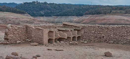 ruinas del antiguo cementario del pueblo Sau en el pantano de Sau