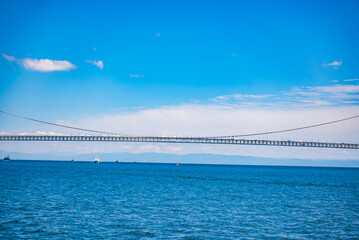 日本の本州と淡路島を結ぶ世界的な吊り橋である明石海峡大橋の一部
