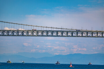 日本の本州と淡路島を結ぶ世界的な吊り橋である明石海峡大橋の一部
