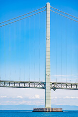 本州と淡路島を結ぶ世界的な吊り橋である明石海峡大橋の主塔を拡大した写真。海上のフェリーから撮った写真なので迫力満点です。