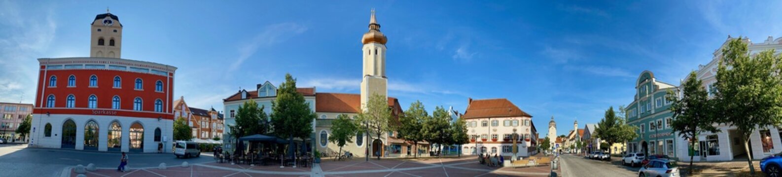 Panorama vom Zentrum in Erding das Rathaus und der "Sch&ouml;ne Turm" (Landshuter Tor)