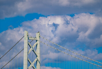 Fototapeta premium 明石海峡大橋の主塔の上部をクローズアップした写真。晴天を背景にとても美しい姿をしています。