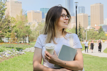 Obraz premium Happy student woman portrait in a city