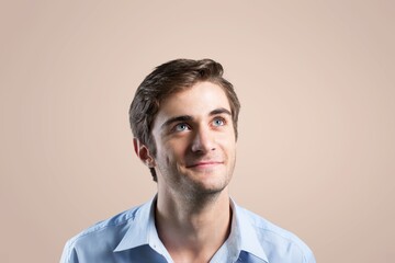 Obraz premium Happy young guy posing on background