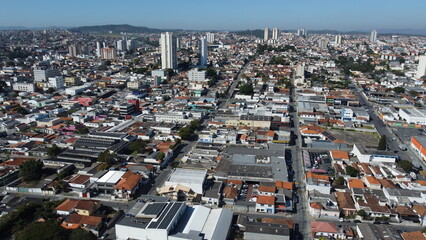 Visão aérea da região central da cidade de Mogi das Cruzes em São Paulo vista do alto por um drone 