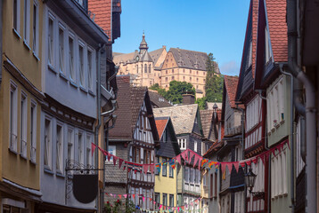 Obraz premium View of the castle on the mountain in the city of Marburg on a sunny summer morning.
