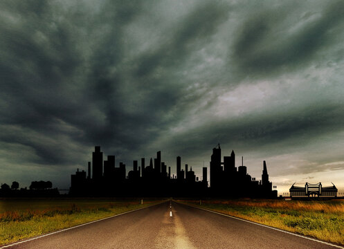 Stra&szlig;e zur Stadt mit Silhouette vor bedrohlichen und dunklen Sturm und Regenwolken