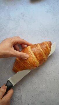 Cortando croissant para desayuno