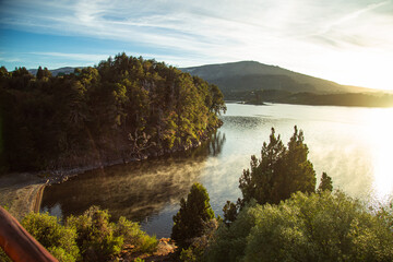 lago / montaña /bosque / amanecer