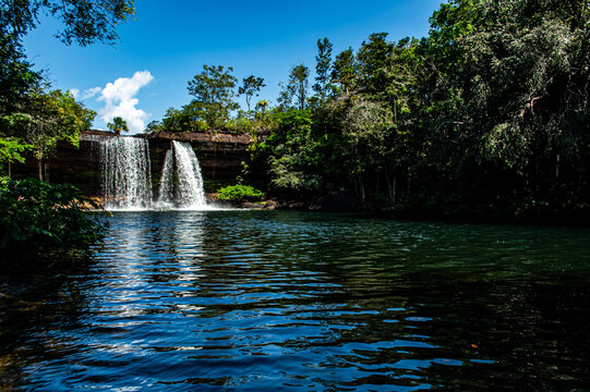 Cachoeira com queda d'agua na Amazônia.