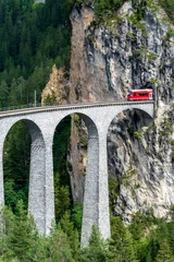 Photo sur Plexiglas Viaduc de Landwasser Zug fährt auf dem Landwasserviadukt in Tunnel ein, Graubünden, Schweiz