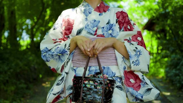 神社の参道を歩く浴衣姿の日本人女性