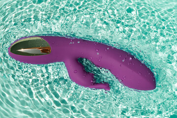 Washing in water of a vibrating phallus, vaginal massager