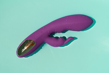 Washing in water of a vibrating phallus, vaginal massager