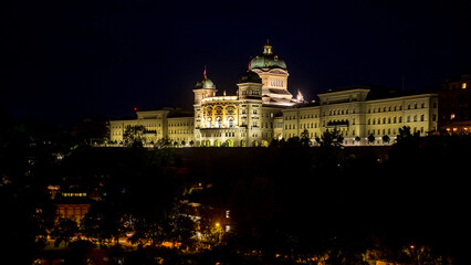 Fototapeta na wymiar Bundeshaus in der Schweizer Bundesstadt Bern bei Nacht