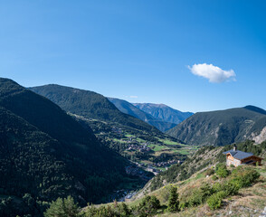 Fototapeta na wymiar Maravillas Naturales de Andorra: Retratos Escénicos de un Paraíso Montañoso