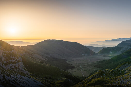 l'alba sul parco naturale regionale Sirente Velino, vista dal colletto di Pezza