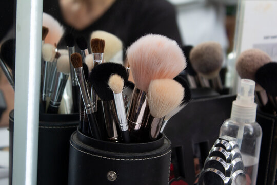 Bote de pinceles y brochas de maquillaje profesional
