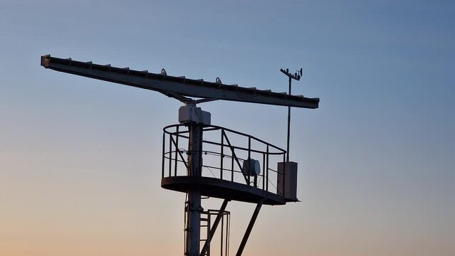 Rotating phased array antenna for marine radar