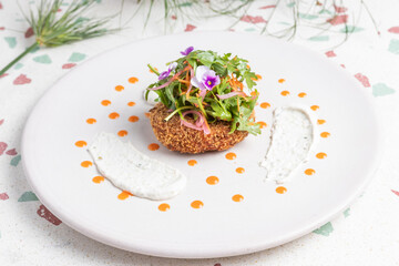 Milanesita de hongos con verdes  en plato decorado