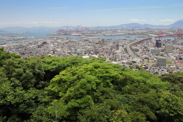 若松の高塔山展望台から見た若戸大橋と洞海湾